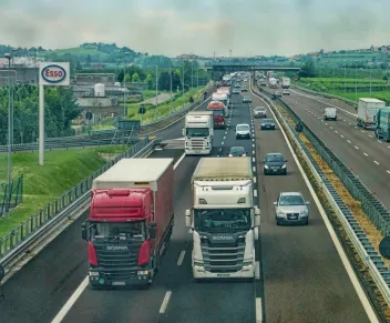 Zastosowanie Internetu Rzeczy w efektywnym zarządzaniu flotą pojazdów komercyjnych